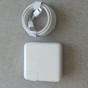 NEW Apple MacBook pro 61W charger